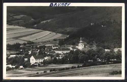 AK Brumov, Totalansicht mit Bergwald