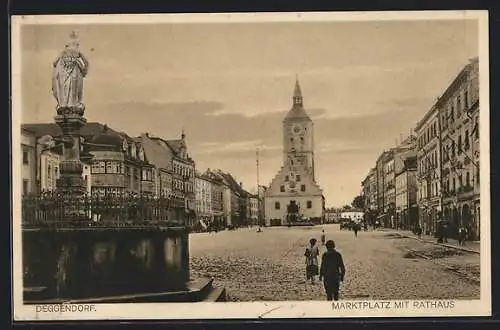 AK Deggendorf, Marktplatz und Rathaus mit Leuten und Fuhrwerk