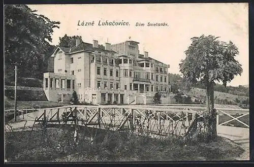 AK Lazne Luhacovice, Dum Smetanuv, an der kleinen Brücke vor dem Haus