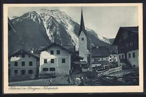 AK Krimml, Kirchplatz mit der Pfarrkirche hl. Jakobus d. Ält.