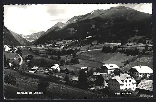 AK Görlach im Lungau, Totalansicht mit Bergpanorama von einem Hang aus