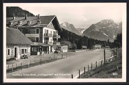 AK Iselsberg, Strassenpartie mit Hotel Defreggerhof, Blick auf Dolomiten-Gipfel