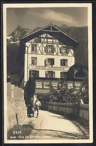 AK Ötz im Ötztal, Gasthof Alpenverein, Paar auf der Strasse