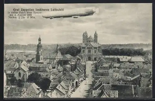 AK Speyer, Zeppelin in voller Fahrt über der Stadt, 1908, mit Dom und Strasse, rückseitig Infotext