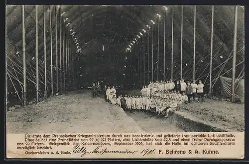 AK Oschersleben a. d. Bode, Transportable Luftschiffhalle F. Behrens & A. Kühne, Innenansicht mit Soldaten, Polizisten