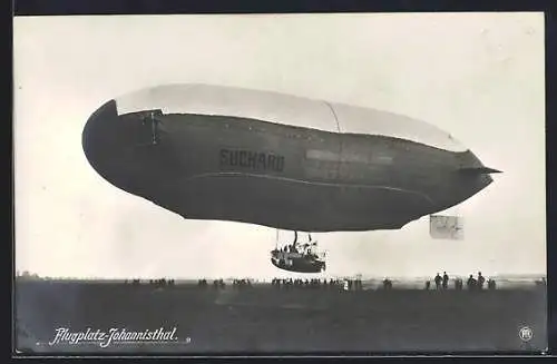 AK Berlin-Johannisthal, Zeppelin über dem Flugplatz