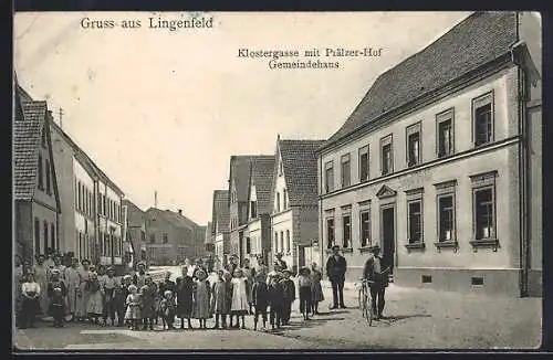 AK Lingenfeld, Klostergasse mit Gasthaus Pfälzer-Hof und Gemeindehaus