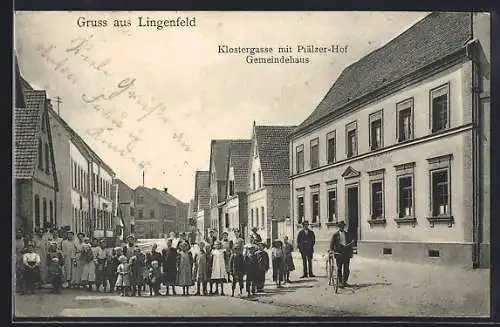 AK Lingenfeld, Klostergasse mit Gasthaus Pfälzer-Hof und Gemeindehaus