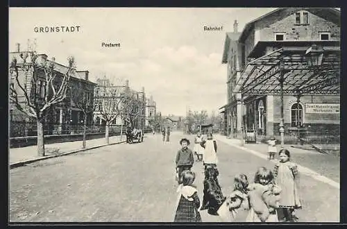 AK Grünstadt / Pfalz, Bahnhof und Postamt mit Strassenpartie