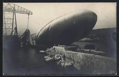 Foto-AK Pola, abgestürzter italienischer Zeppelin Citta de Jessi