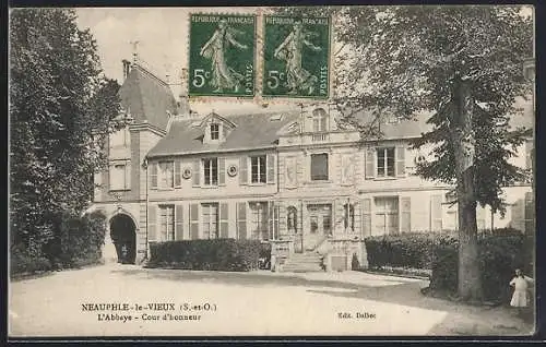 AK Neauphle-le-Vieux, L`Abbaye-Cour d`honneur