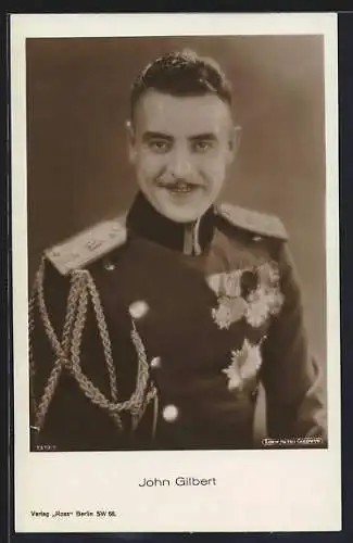 AK Schauspieler John Gilbert in Uniform posierend