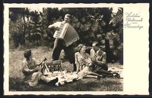 AK Zwei Paare beim Picknick, einer mit Akkordeon