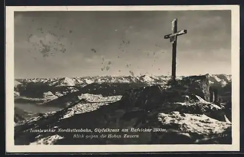 AK Innsbrucker Nordkettenbahn, Gipfelkreuz am Hafelekar, Blick gegen die Hohen Tauern