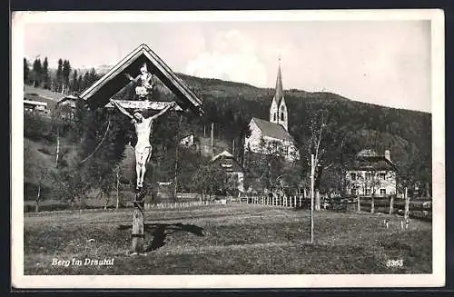 AK Berg im Drautal, Ortsansicht mit Kirche und Jesus am Kreuz