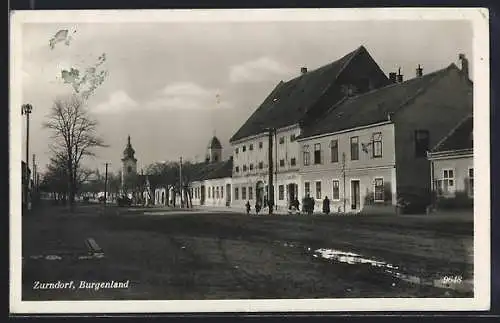 AK Zurndorf /Burgenland, Strassenpartie mit Kirche