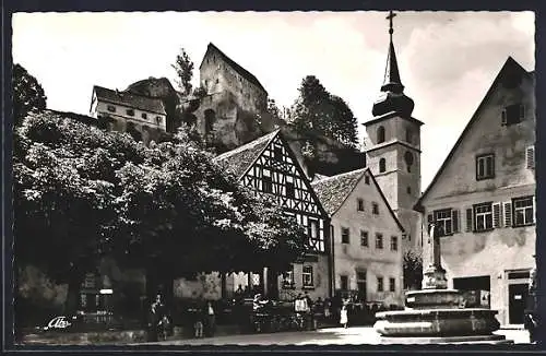 AK Pottenstein i. Fränk. Schweiz, Brunnen an der Kirche, Blick hoch zum Schloss