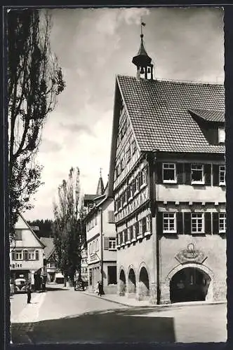 AK Münsingen, Strassenpartie mit Rathaus und Sonnenuhr