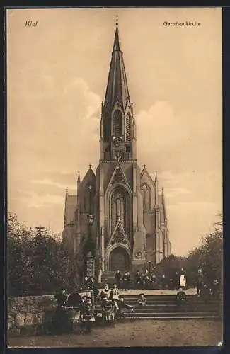 AK Kiel, Kinder vor der Garnisonkirche