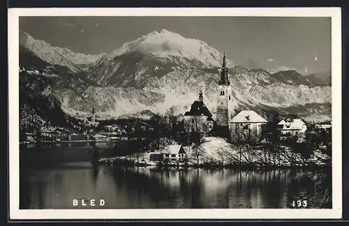 AK Bled, Ortsansicht mit Bergpanorama vom Wasser aus