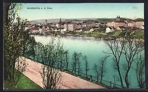 AK Marburg a. Drau, Ortspanorama mit Uferweg