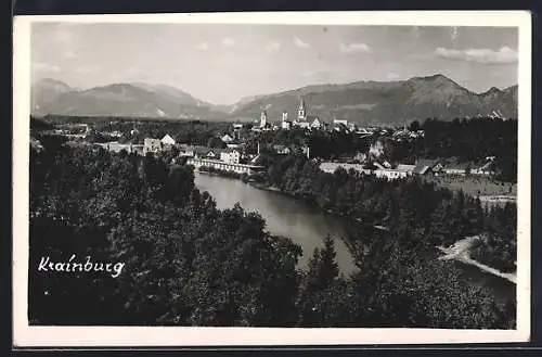 AK Krainburg, Ortsansicht gegen die Berge aus der Ferne