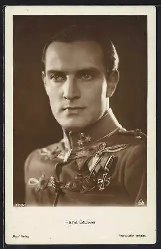 AK Schauspieler Hans Stüwe, Portrait mit Uniform und Orden