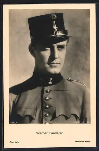 AK Schauspieler Werner Fuetterer in Uniform mit ernstem Blick