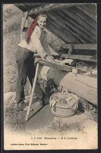 AK Champéry, A la fontaine, Bäuerin am Brunnen