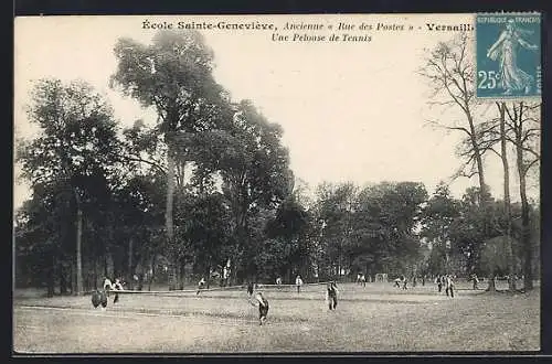 AK Versailles, Ècole Sainte-Geneviève-Ancienne Rue des Postes-Une Pelouse de Tennis