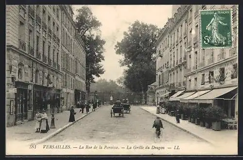 AK Versailles, La Rue de la Paroisse-La Grille du Dragon