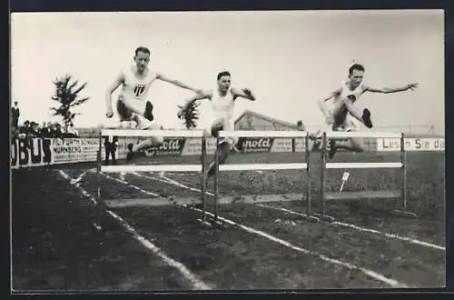 AK Leichtathleten beim Hürdenlauf