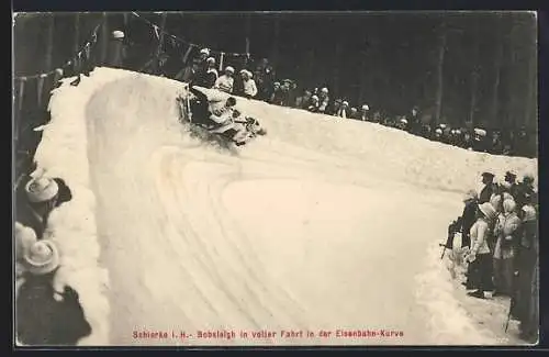 AK Schierke i. H., Bobsleigh in voller Fahrt in der Eisenbahn-Kurve