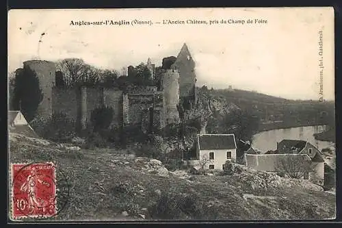 AK Angles-sur-l`Anglin, L`Ancien Château pris du Champ de Foire