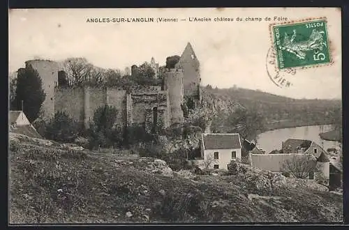 AK Angles-sur-l`Anglin, L`Ancien Château pris du Champ de Foire