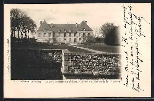 AK Sommières /Vienne, La cour d`entrée du château, Vue prise en dehors de la Ire douve