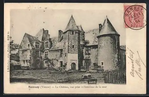 AK Sanxay /Vienne, Le Château, vue prise à l`intérieur de la cour