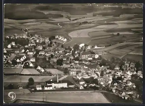 AK Marktleugast /Frankenwald, Teilansicht mit Kirche, Fliegeraufnahme