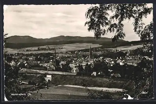 AK Marktredwitz /Ofr., Ortsansicht mit Brücke und Bergpanorama