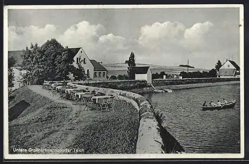 AK Gross-Hartmannsdorf, Gasthaus Teichmühle W. Bellmann mit Terrasse auf dem Uferwall, Boot