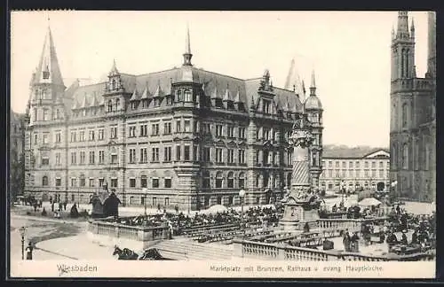 AK Wiesbaden, Marktplatz mit Brunnen, Rathaus und evangelischer Hauptkirche