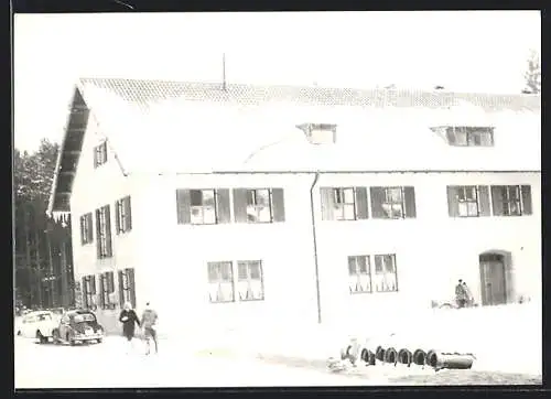 Foto-AK Gauting bei München, Das Sanatorium im Schnee, VW Käfer