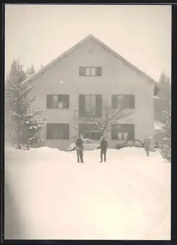 Foto-AK Gauting /München, Wohnhaus im Winter, VW-Käfer