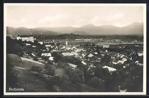 AK Skofjaloka, Blick von einer Anhöhe auf den Ort und ins Land