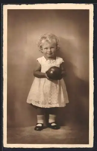 Foto-AK Kleines Mädchen mit einem Ball