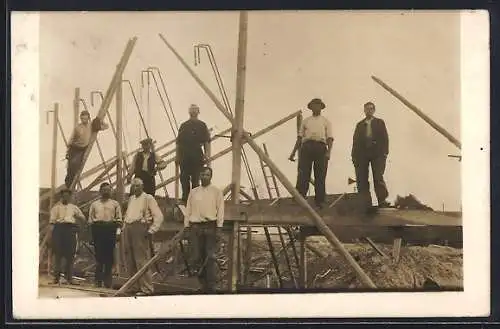 Foto-AK Baugerüst mit Zimmermännern