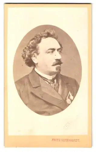 Fotografie Fritz Luckhardt, Wien, Portrait Heinrich Sontheim, dt. Tenor / Opernsänger mit Orden an der Brust