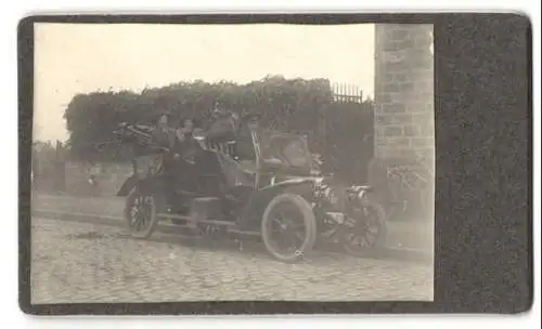 Fotografie unbekannter Fotograf und Ort, Adler Auto mit Holzspeichen, 1910