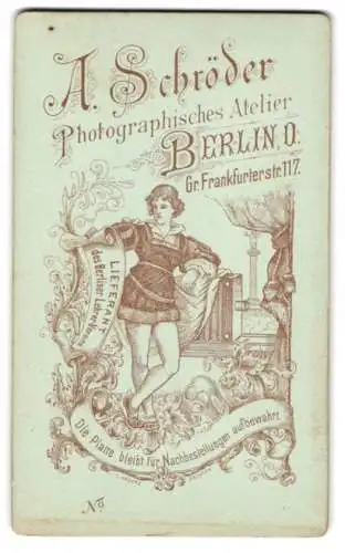 Fotografie A. Schröder, Berlin, Gr. Frankfurterstr. 117, Fotograf lehnt an Plattenkamera und hält Banderole in der Hand