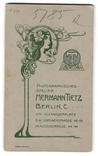 Fotografie Hermann Tietz, Berlin, Damenkopf im Jugendstil mit Blume im Haar